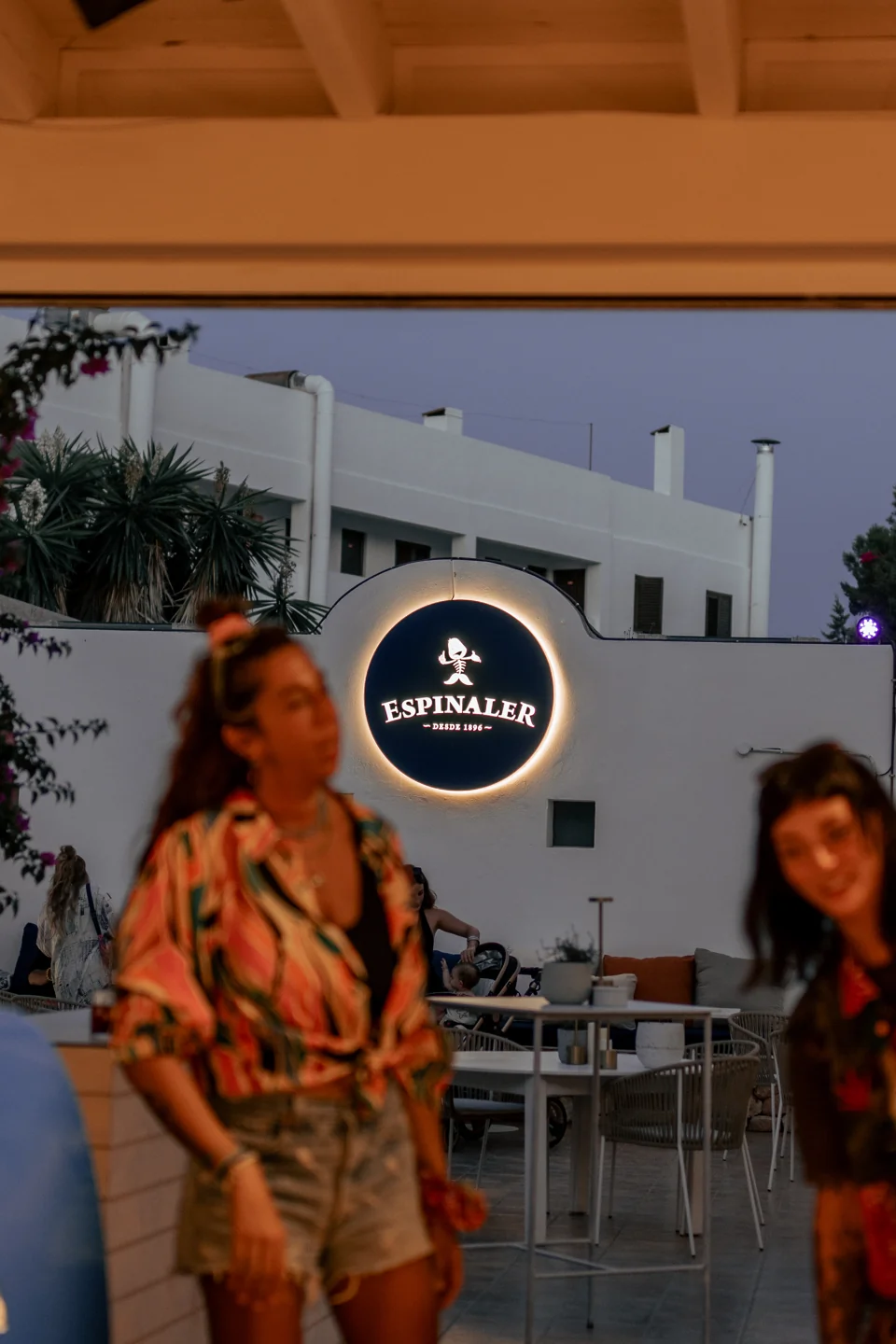 Rótulo circular de Espinaler en la fachada del local en Es Pujols