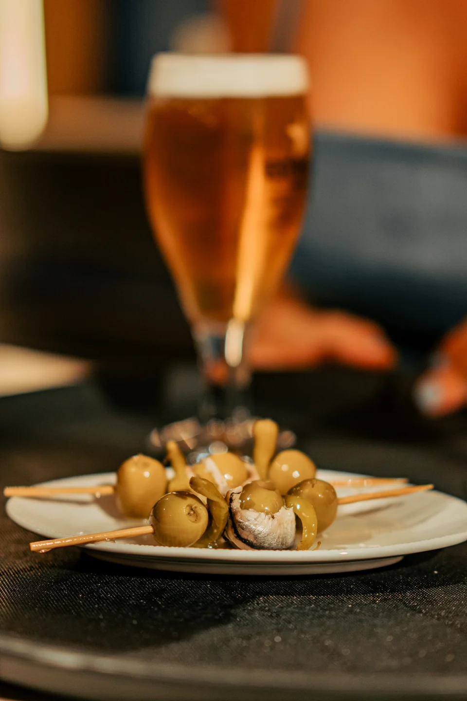 Plato de aperitivo servido en la mesa del restaurante