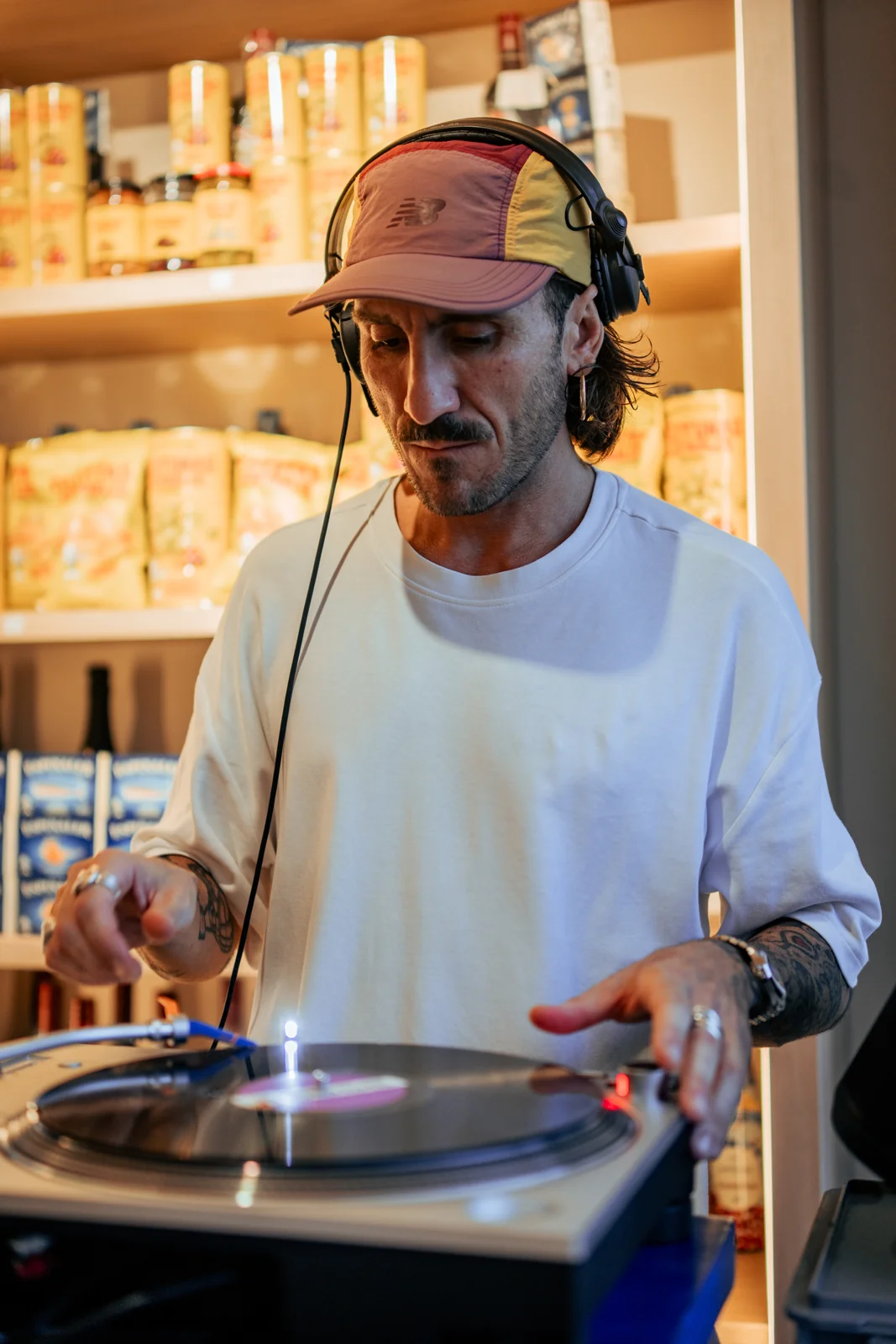 DJ pinchando durante una sesión de Espinaler Social Club